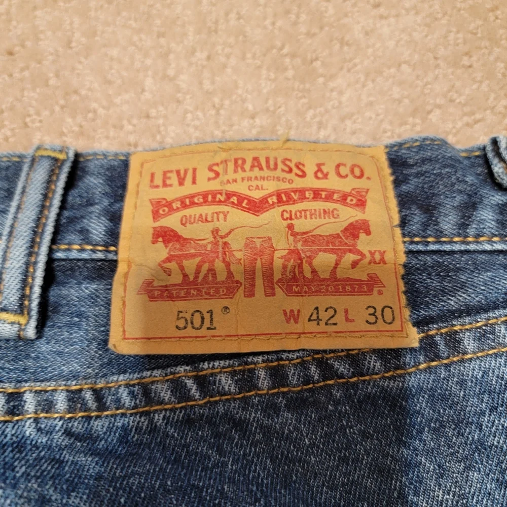 Levi's 501 Button Fly Medium Wash Mens Jeans Straight Leg‎ Size 42w/in30